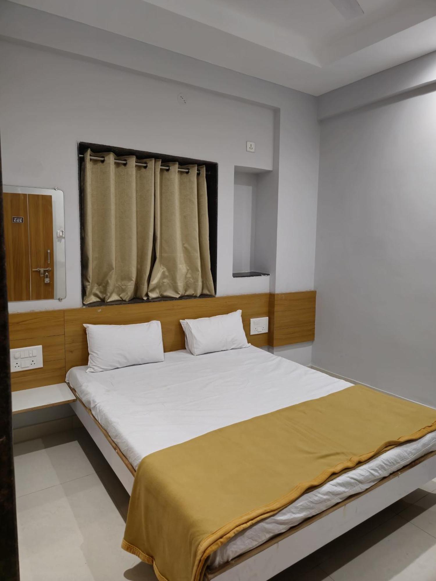 Vivanta Inn Lodge, Solapur Eksteriør billede